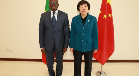 1 avec la verificatrice de la chine