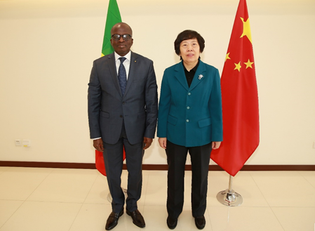 1 avec la verificatrice de la chine